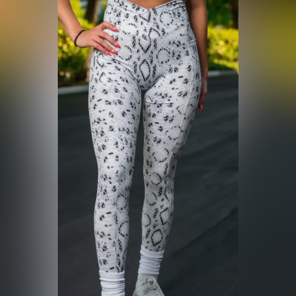 Snake print size M 
black white the workout leggings vwaist band with pockets